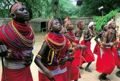 Ostafrika, Kenia: Safari-Hhepunkte und Indischer Ozean - Einheimische beim Tanz